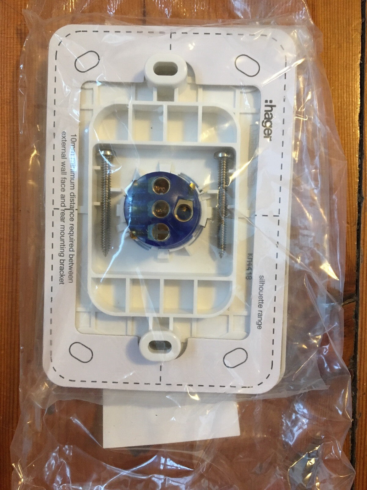 Hager BAKELITE 1-GANG LIGHT SWITCH 16A 1-Pole 240V Flush Mount, Vertical WHITE