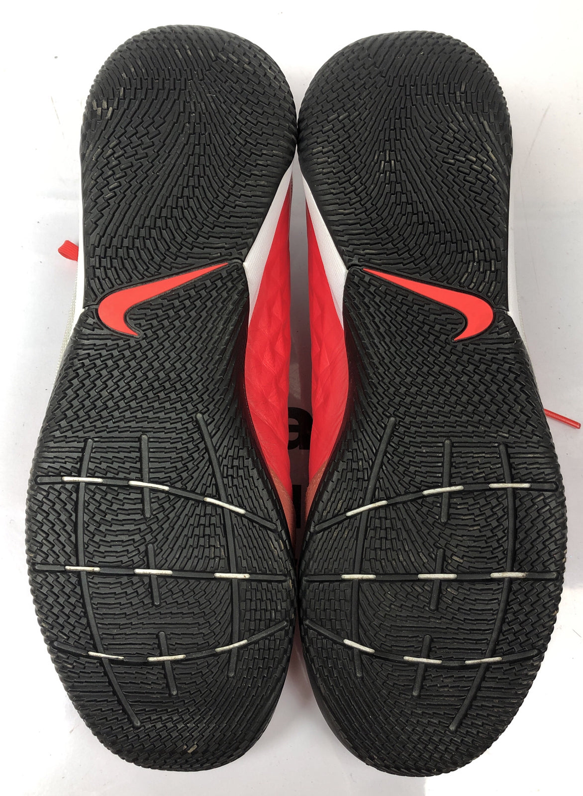 F299 Men's NIKE Tiempo Red Size 10.5 US Shoes In Good Condition
