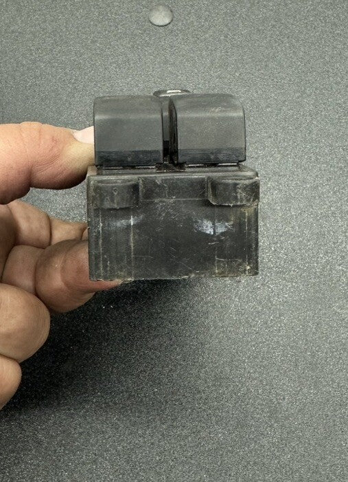 Nissan Skyline R34 4 Door Power Window Switch RHS UNTESTED 8212