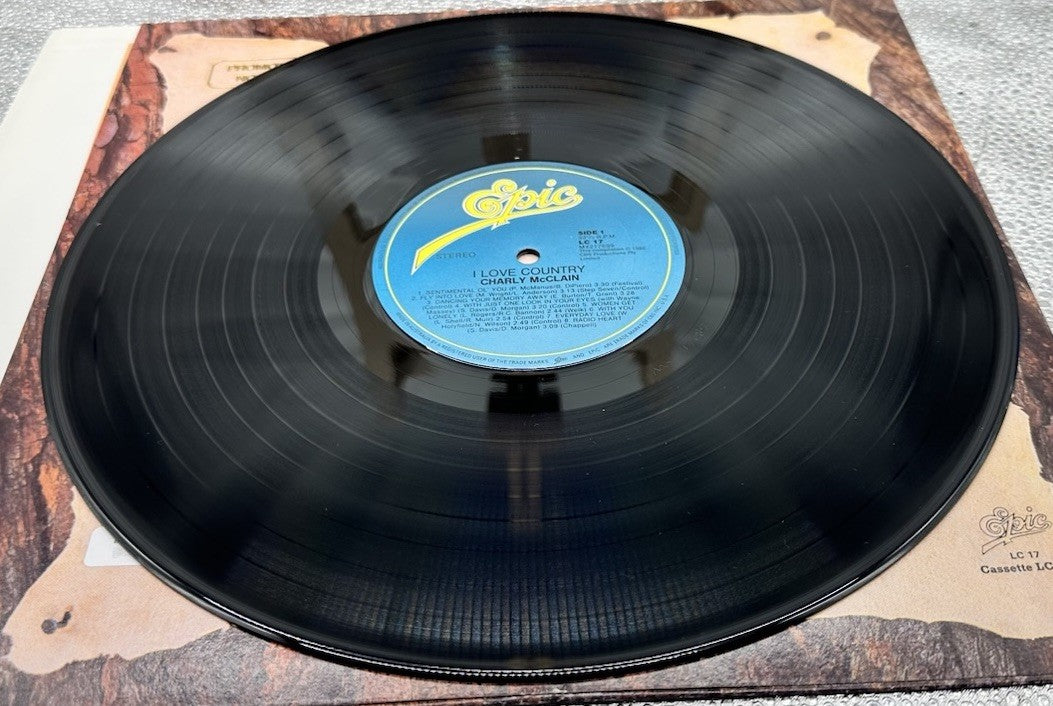 Charly Mc Clain - I Love Country Record In Good Condition 7689