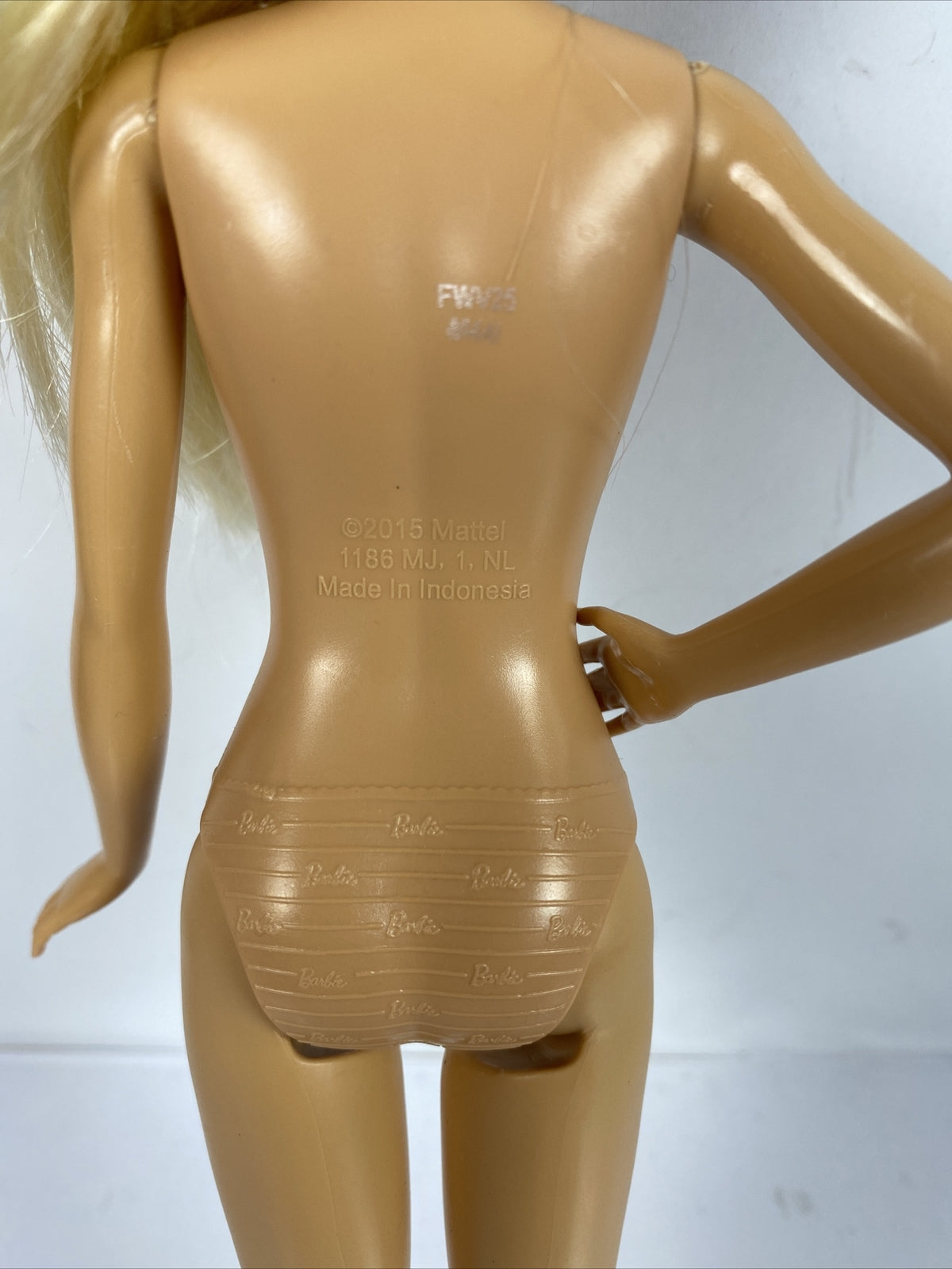 M939/1 Barbie Mattel 2015 Moveable 30cm Figure In Good Condition