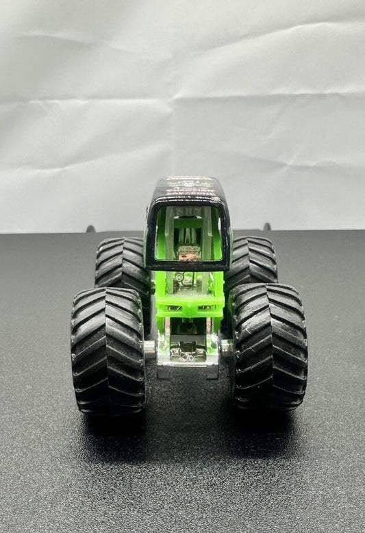 Hot Wheels Monster Jam Grave Digger Truck Diecast 1:64 Scale 6075