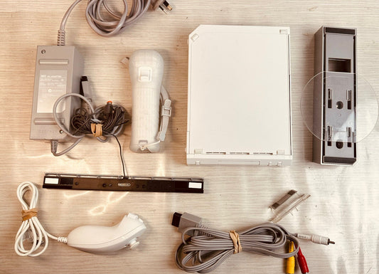 Nintendo Wii and Wii Remote Console - White In Good Condition 2028