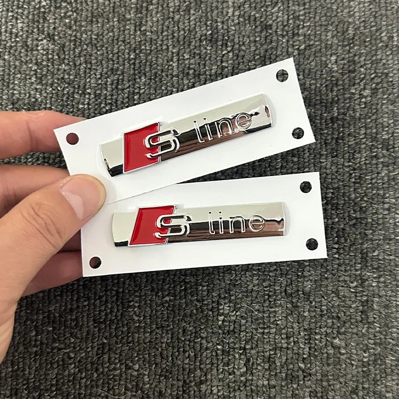 The new ABS letter 3D sticker Quattro Sline 2.0T is suitable for the modification of Audi A4 2008-2017 glossy black suitcase.