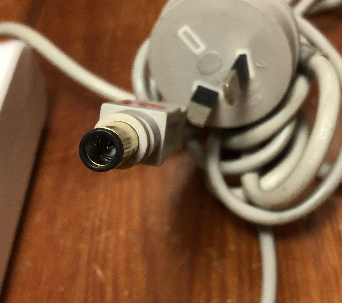 327 Belkin F5L014 Universal Power Adapter ONLY ONE ADAPTER 142