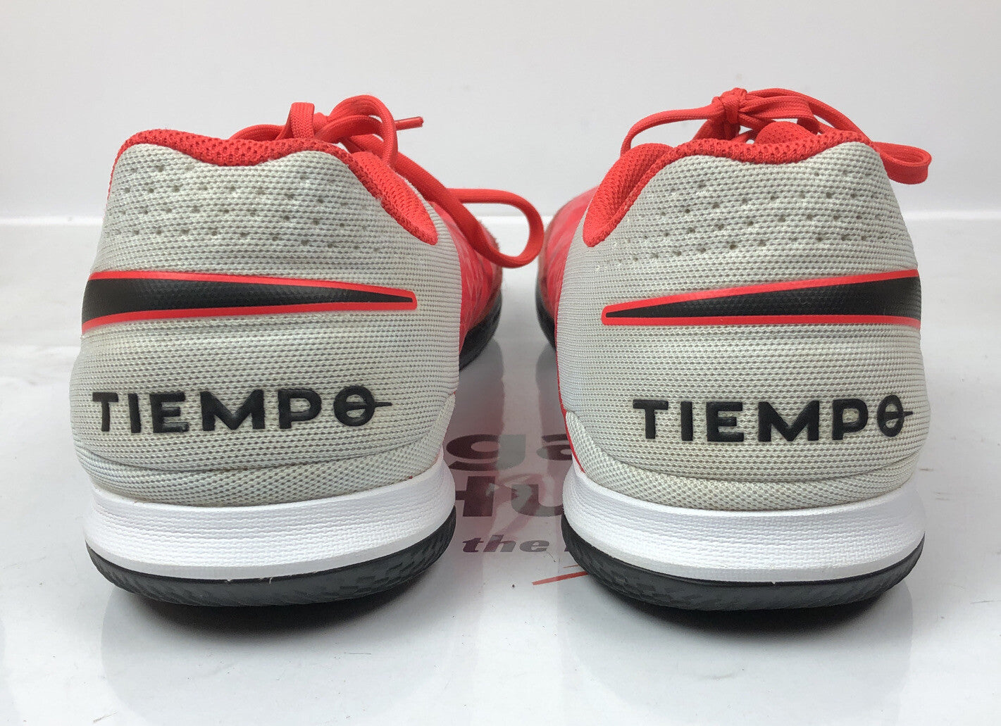F299 Men's NIKE Tiempo Red Size 10.5 US Shoes In Good Condition