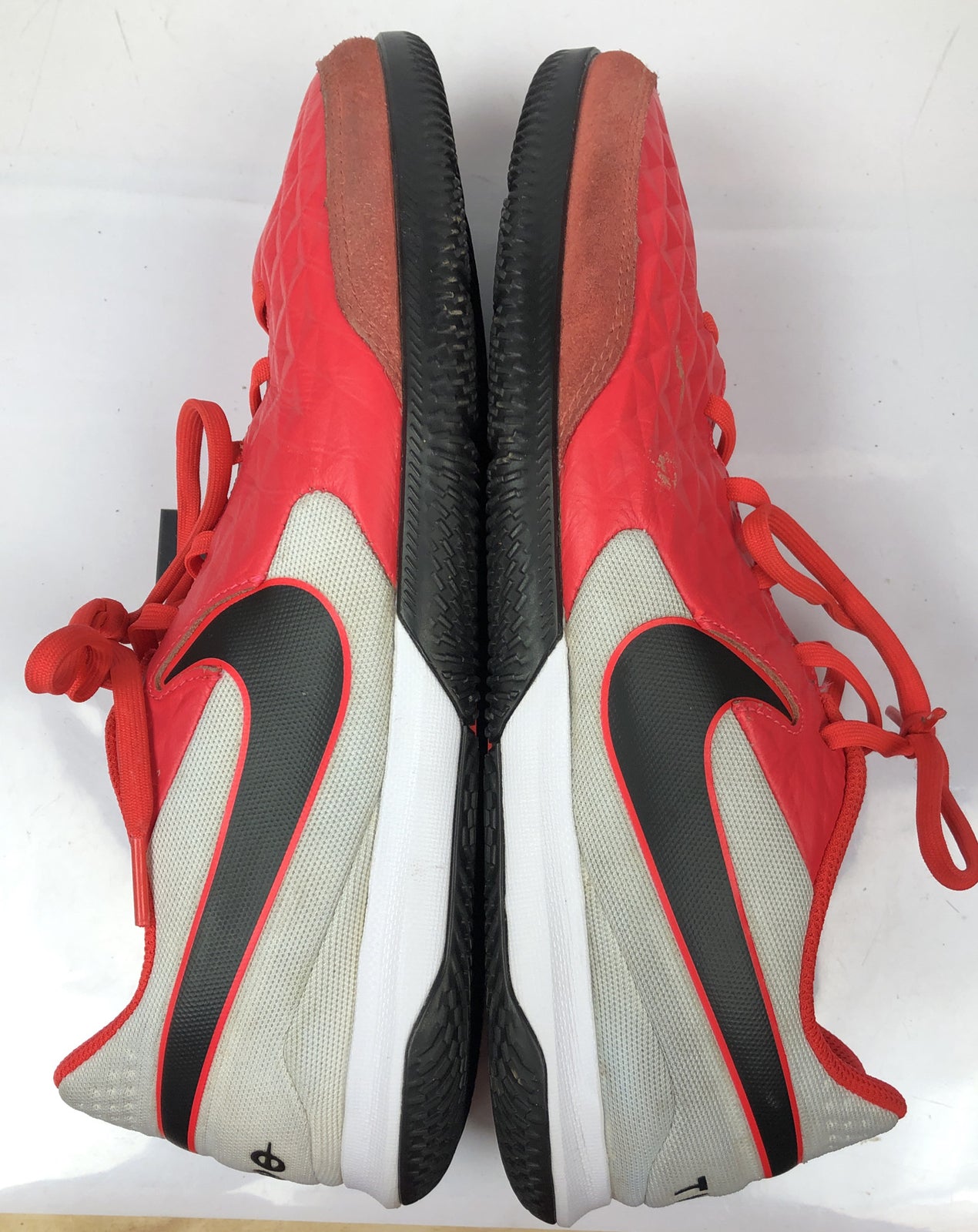 F299 Men's NIKE Tiempo Red Size 10.5 US Shoes In Good Condition