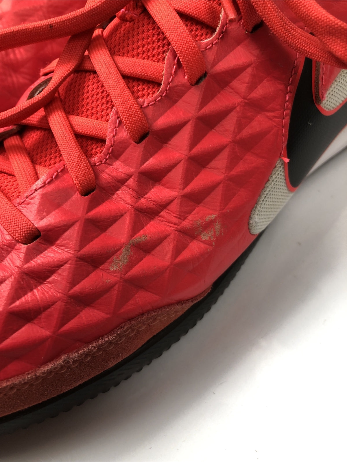 F299 Men's NIKE Tiempo Red Size 10.5 US Shoes In Good Condition