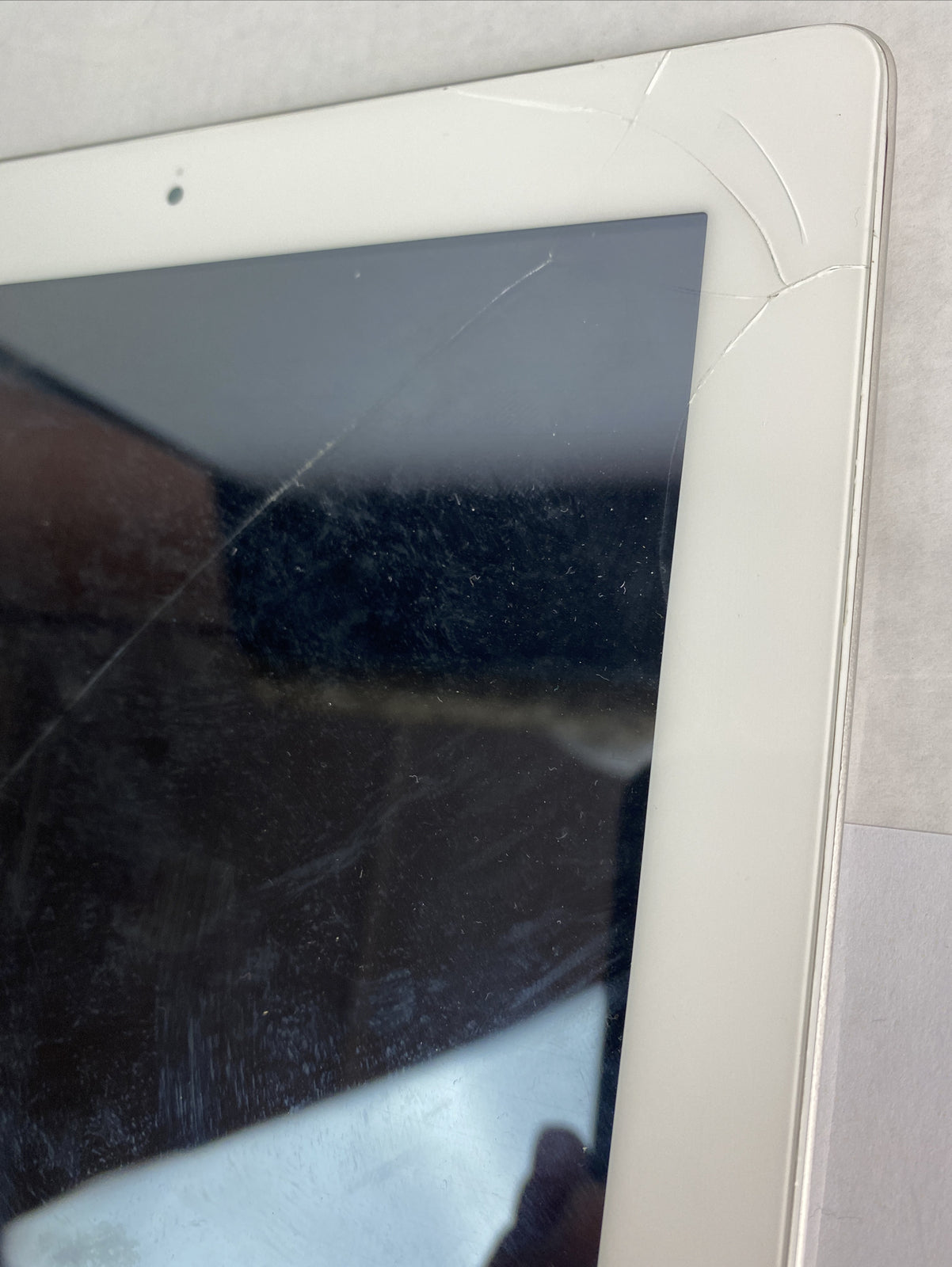 Apple iPad 2 16GB Wi-Fi 9.7in - White Australian Stock Unlocked Cracked Screen