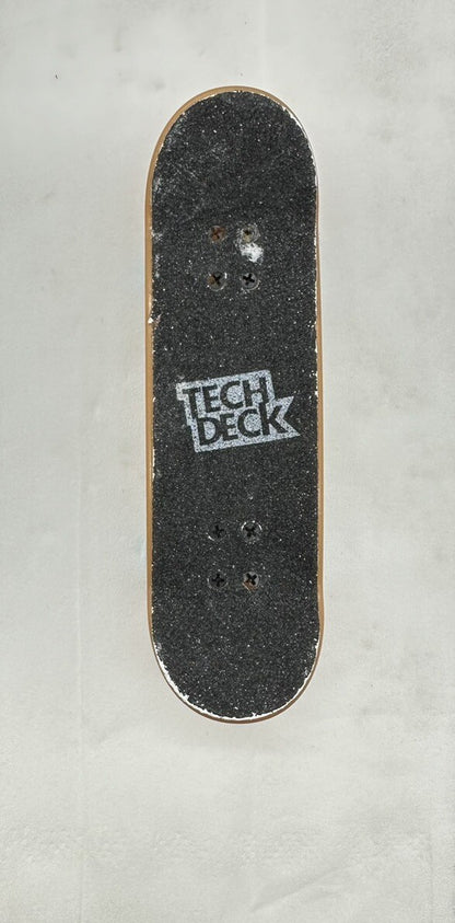 TECH DECK - Mini Skateboard Fingerboard 9.6cm In Good Condition 4935
