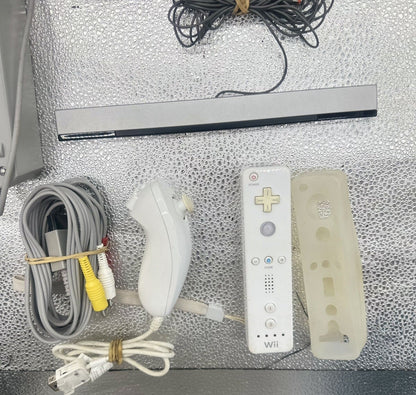 Nintendo Wii Console Model RVL-001 PAL + Controller + Cables 6328