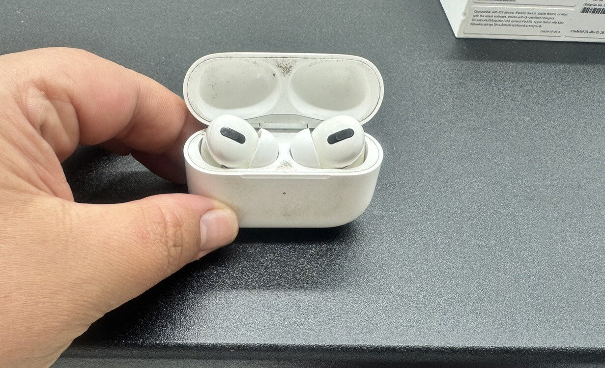 MWP22ZA/A Airpods PRO WITH WIRELESS CHARGING CASE SOLD AS PARTS