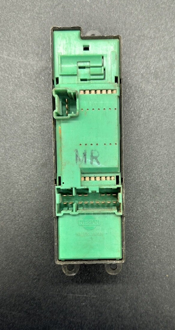 Nissan Skyline R34 4 Door Power Window Switch RHS UNTESTED 8212