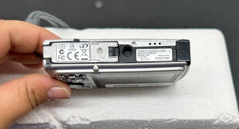 Olympus Stylus 850 SW 8MP Waterproof Digital Camera DEAD BATTERY UNTESTED 8558
