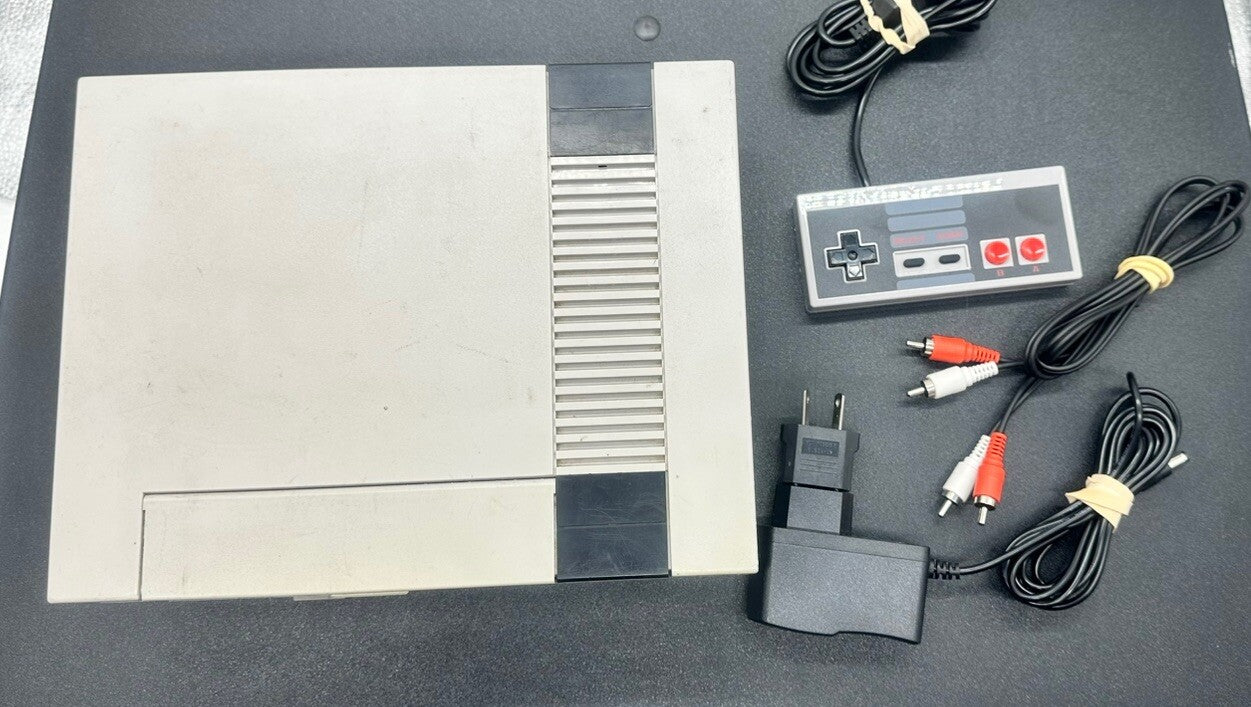 NES NINTENDO CONSOLE NESE-001(AUS) In OK Condition Yellowing 3359