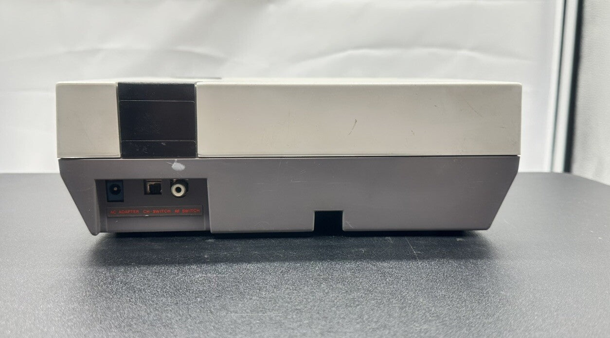 NES NINTENDO CONSOLE NESE-001(AUS) In OK Condition Yellowing 3359
