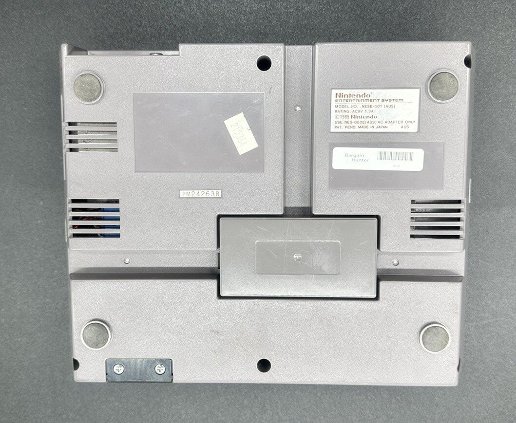 NES NINTENDO CONSOLE NESE-001(AUS) In OK Condition Yellowing 3359