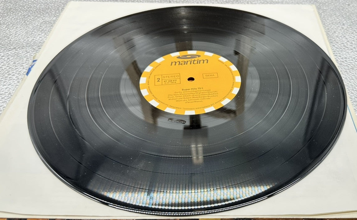 Super Hits 72 Record In  Good Condition 7390