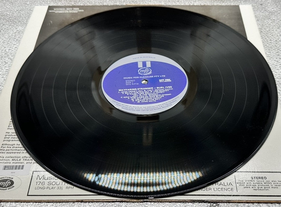Burl Ives - Wayfaring Stranger Record In  Good Condition 6970