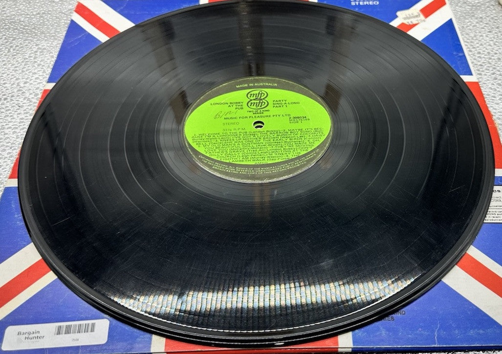 London Bobby ‎– At The Pub With London Bobby 54 Traditional Pub Songs Record7304