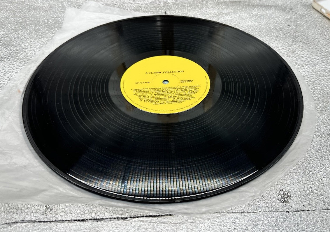 A Glorious 5 Record Set A CLASSIC COLLECTION Record In Good Condition 7289