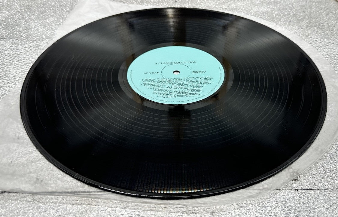 A Glorious 5 Record Set A CLASSIC COLLECTION Record In Good Condition 7289