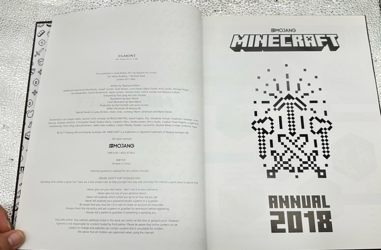 MINECRAFT: Annual 2018 by Mojang - Hardcover Book In Good Condition 8450