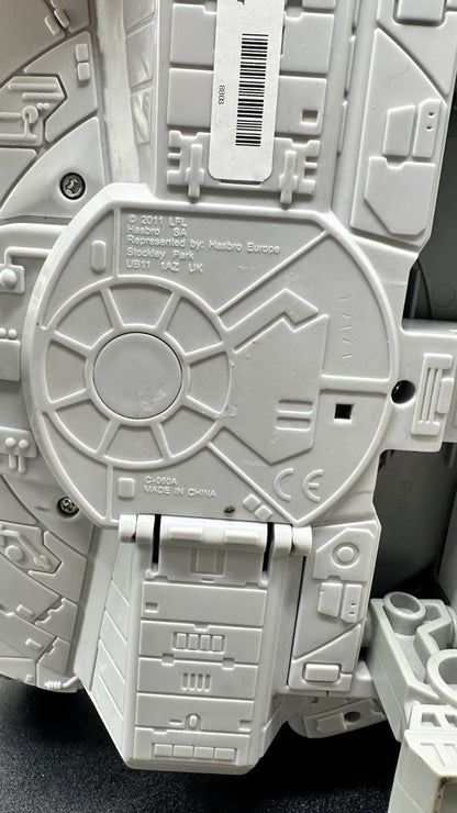 STAR WARS MILLENIUM FALCON SPACESHIP 2001 Hasbro C-060A  (8803)