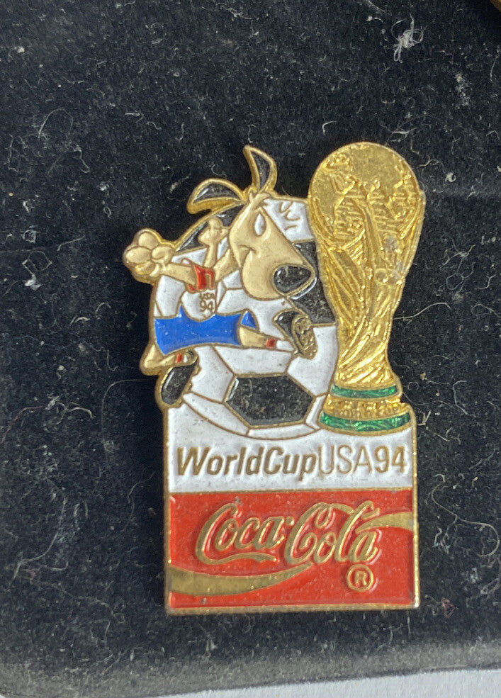 M520 Five Coca Cola Worldcup USA 94 Striker Mascot Soccer Pin's In VGC