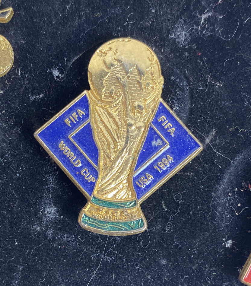 M520 Five Coca Cola Worldcup USA 94 Striker Mascot Soccer Pin's In VGC