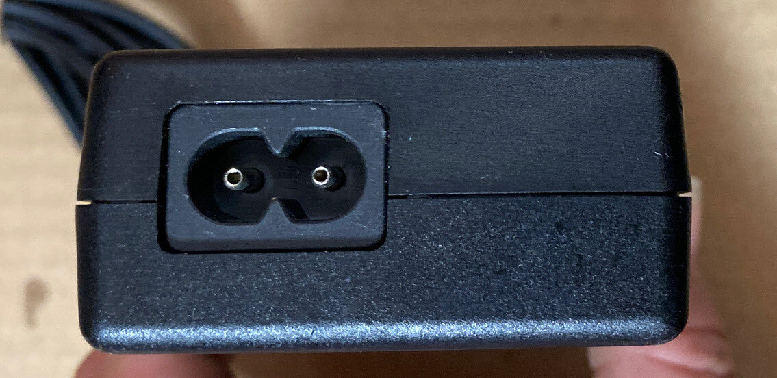 M439 GENUINE DELTA ELECTRONICS ADP-60CB AC POWER SUPPLY ADAPTER 19V 3.16A