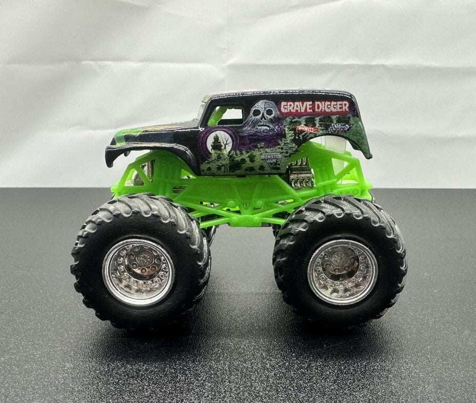 Hot Wheels Monster Jam Grave Digger Truck Diecast 1:64 Scale 6075