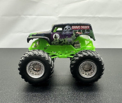 Hot Wheels Monster Jam Grave Digger Truck Diecast 1:64 Scale 6075
