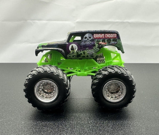 Hot Wheels Monster Jam Grave Digger Truck Diecast 1:64 Scale 6075