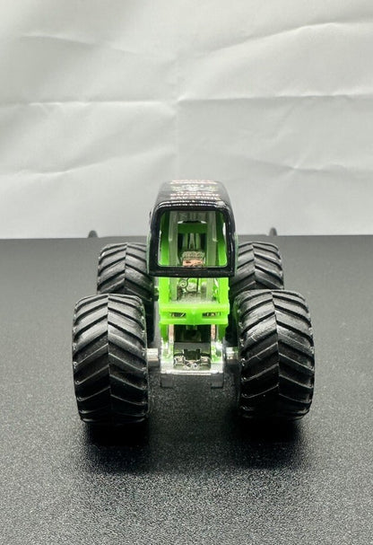 Hot Wheels Monster Jam Grave Digger Truck Diecast 1:64 Scale 6075