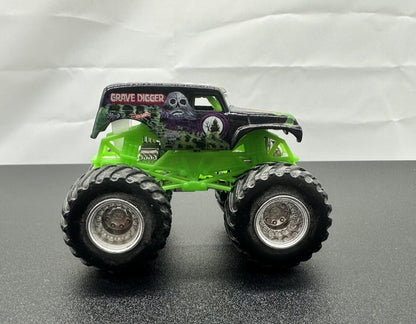Hot Wheels Monster Jam Grave Digger Truck Diecast 1:64 Scale 6075