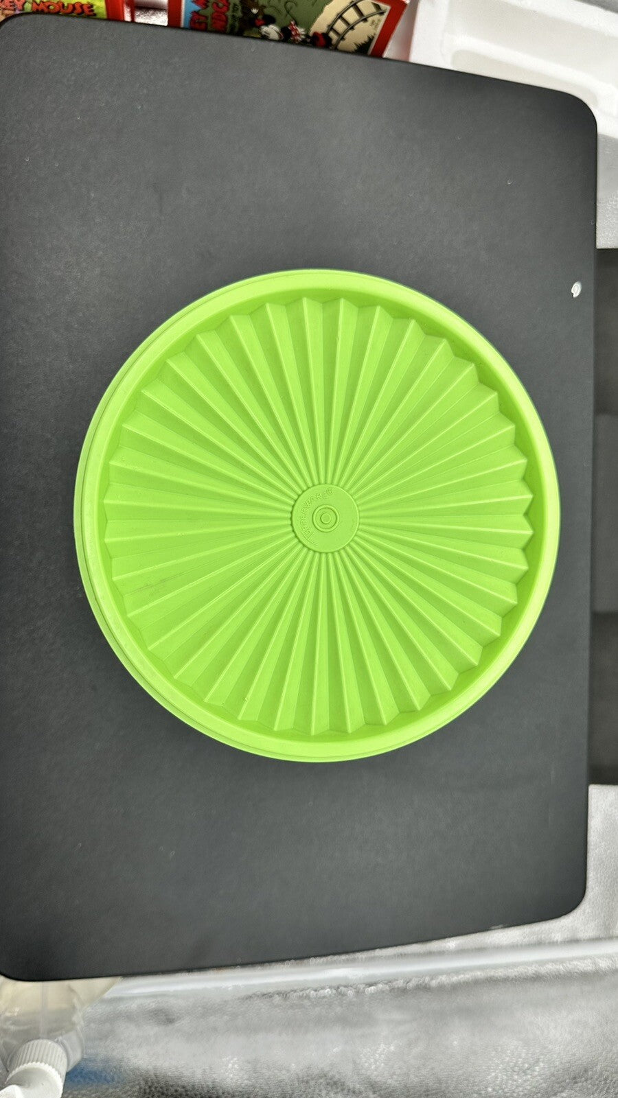 Vintage Tupperware LIME GREEN Containers Starburst Press 21.5 cm by 17 cm 8584