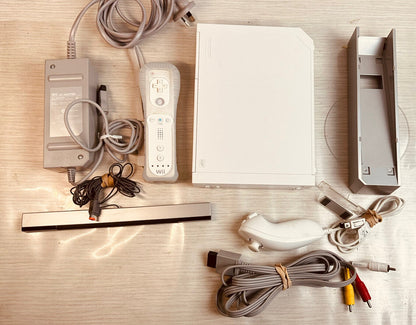 Nintendo Wii and Wii Remote Console - White In Good Condition 2028