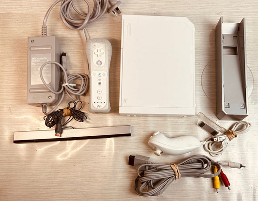 Nintendo Wii and Wii Remote Console - White In Good Condition 2028