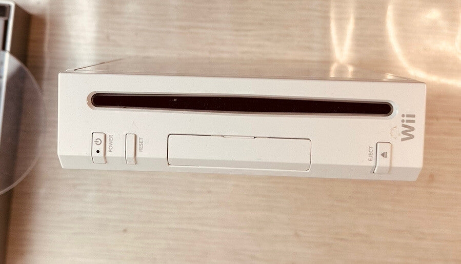 Nintendo Wii and Wii Remote Console - White In Good Condition 2028
