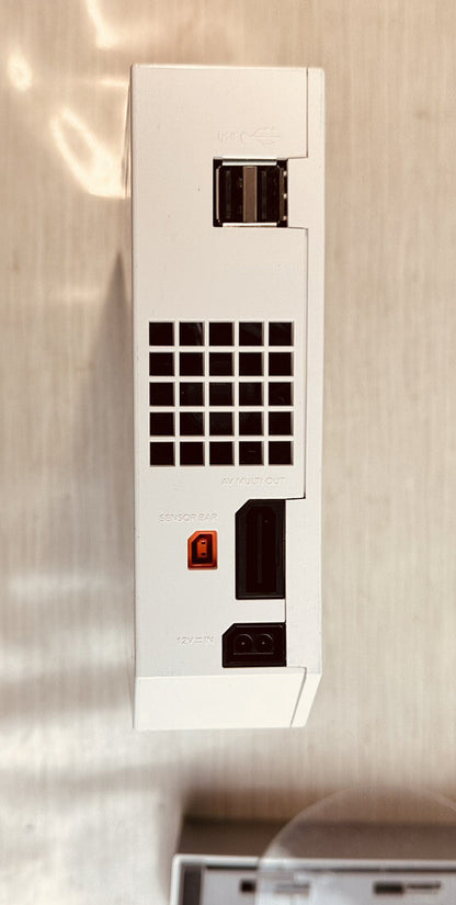 Nintendo Wii and Wii Remote Console - White In Good Condition 2028