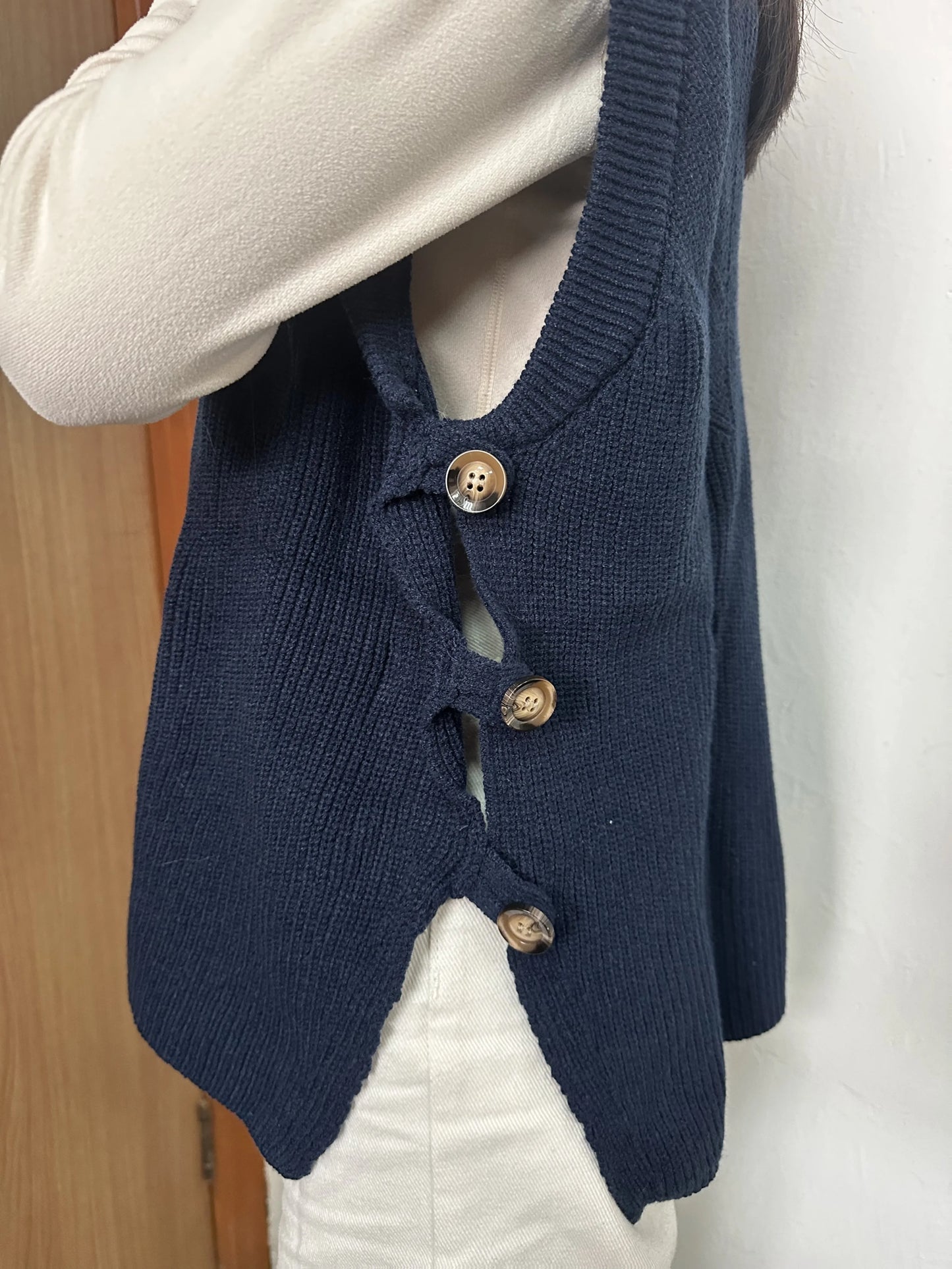 Women's plus size thin cut left and right slit button knitted vest, suitable for elegant casual wear in spring and summer