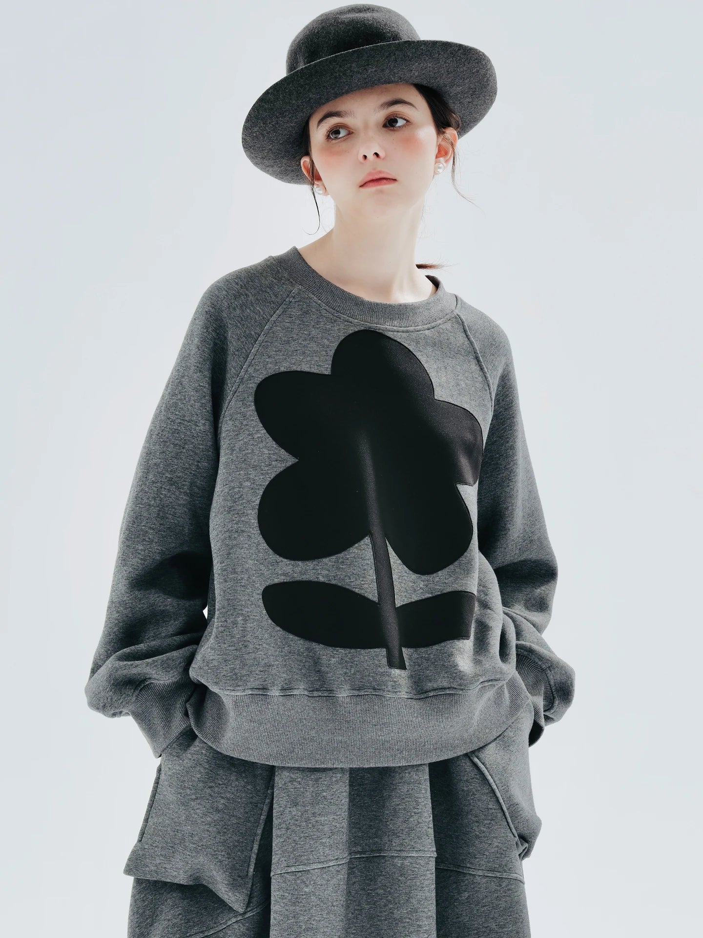 imakokoni 2025 New Original Air-Layer Floral Gray Age-Reducing Crew Neck Sweatshirt for Women 234270