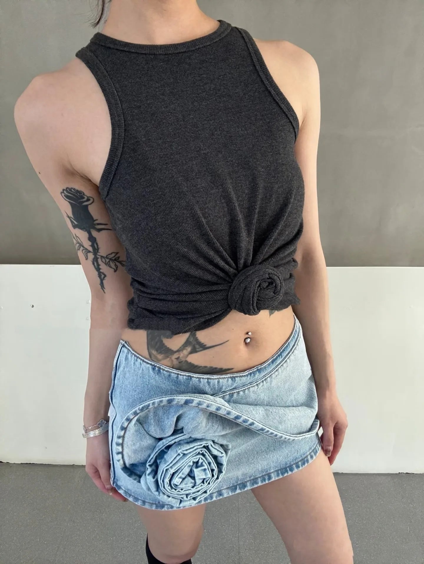 Y2K knot-twist sleeveless vest dark grey simple pleated slim fit women's top 2025 summer new model