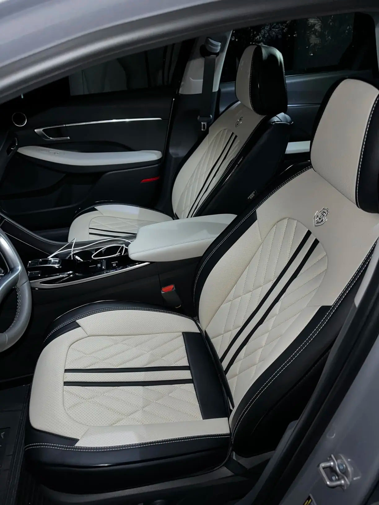 Universal fitting waterproof breathable soft Napa leather car seat cover set for cushion protection. Suitable for sedan and SUV