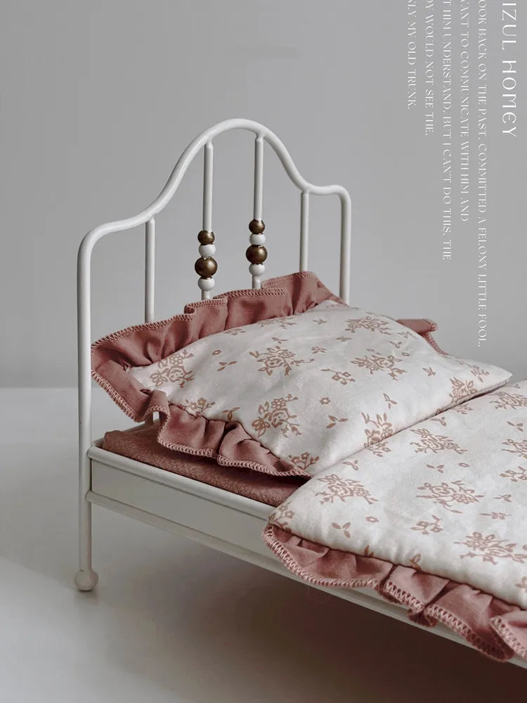 Aizulhomey 1/6 Doll House Model Furniture Accessories Metal Princess Bed with Bedding Set Bjd Ob11 Gsc Blyth Lol Miniatures Toys