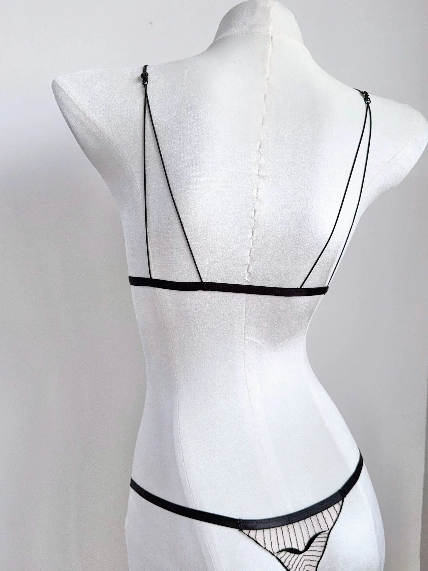Conjunto Lingerie Mulher Fecho Frontal Renda Francesa Taça Triangular Sem Aro Alças Finas Espalda Melhorada Levemente