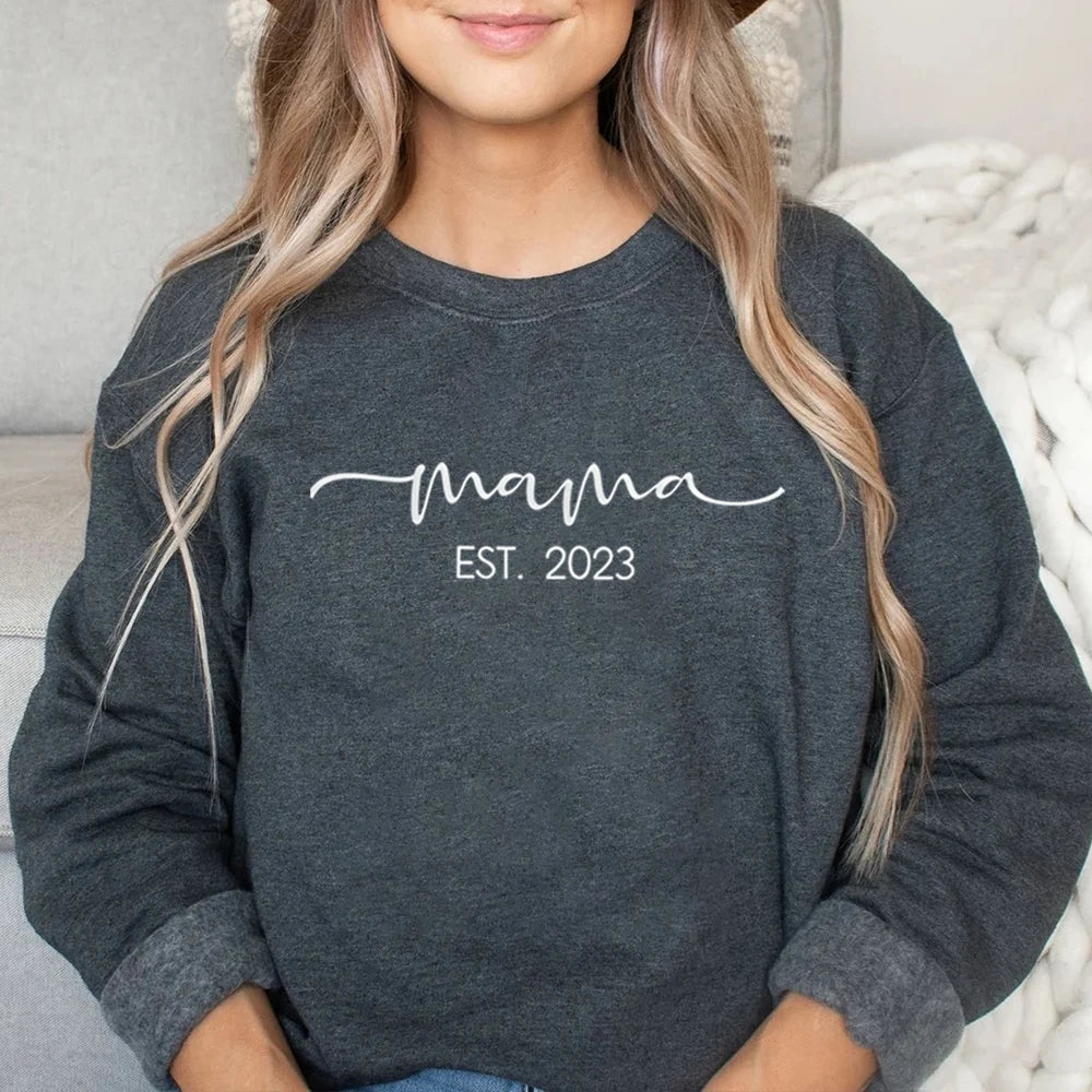 Mama Est 2023 Sweatshirts Mom Life Sweater Mama Shirts Mother's Day Shirt Gift for Mom Women Trendy Aesthetic Hoodies Tops