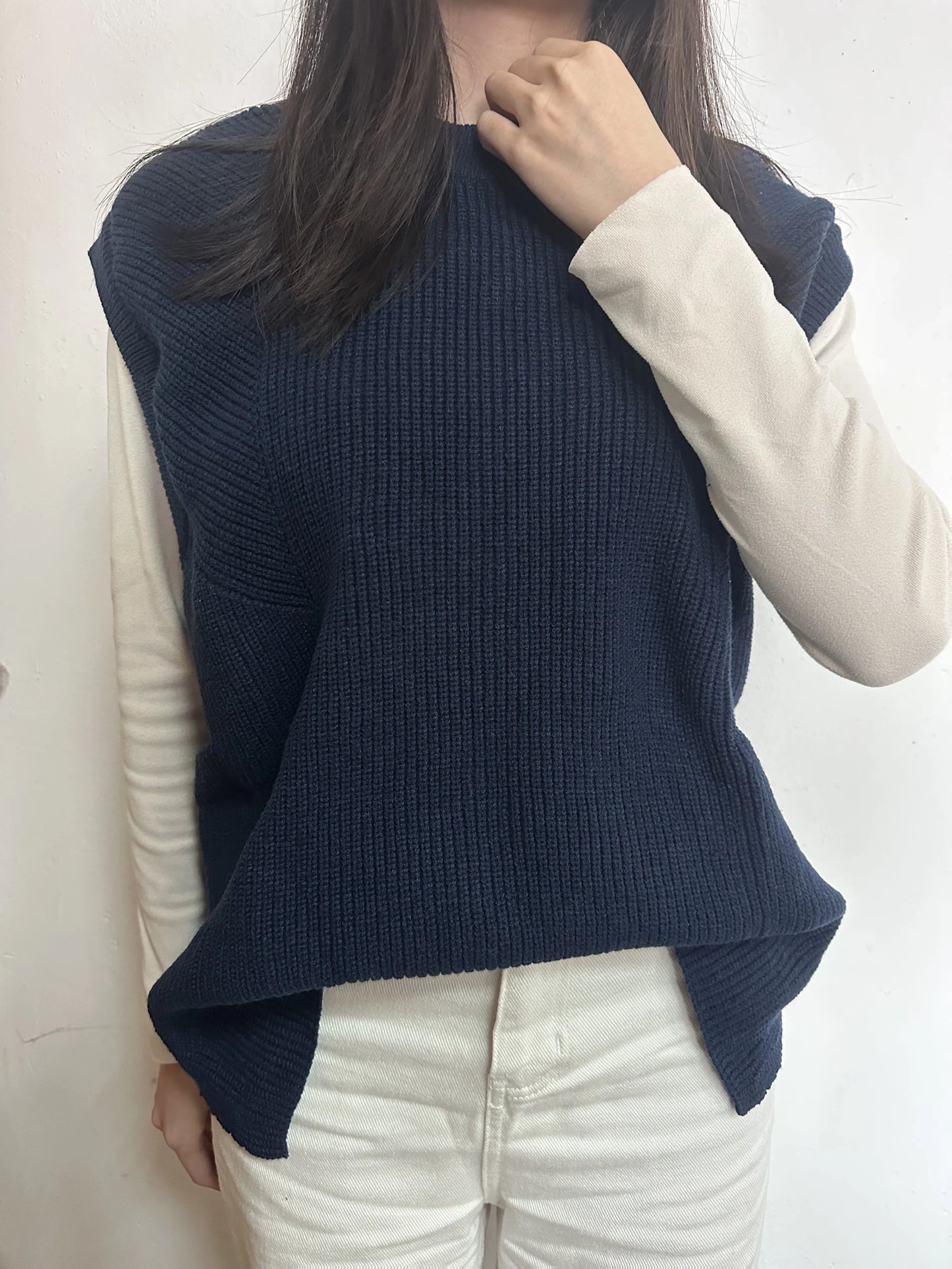 Women's plus size thin cut left and right slit button knitted vest, suitable for elegant casual wear in spring and summer