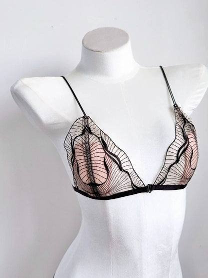 Conjunto Lingerie Mulher Fecho Frontal Renda Francesa Taça Triangular Sem Aro Alças Finas Espalda Melhorada Levemente